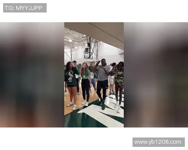 足球明星与美女裁判的精彩瞬间引发热议球场内外的魅力碰撞与互动